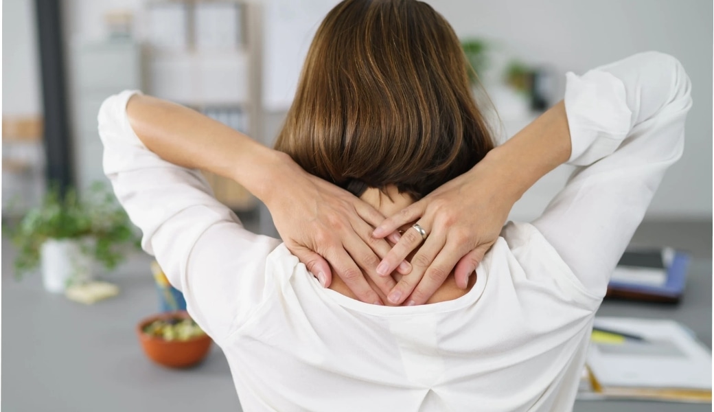 Sau một thời gian ngồi yên một chỗ, chỉ cần vận động nhẹ vùng cổ và vai cũng gây đau