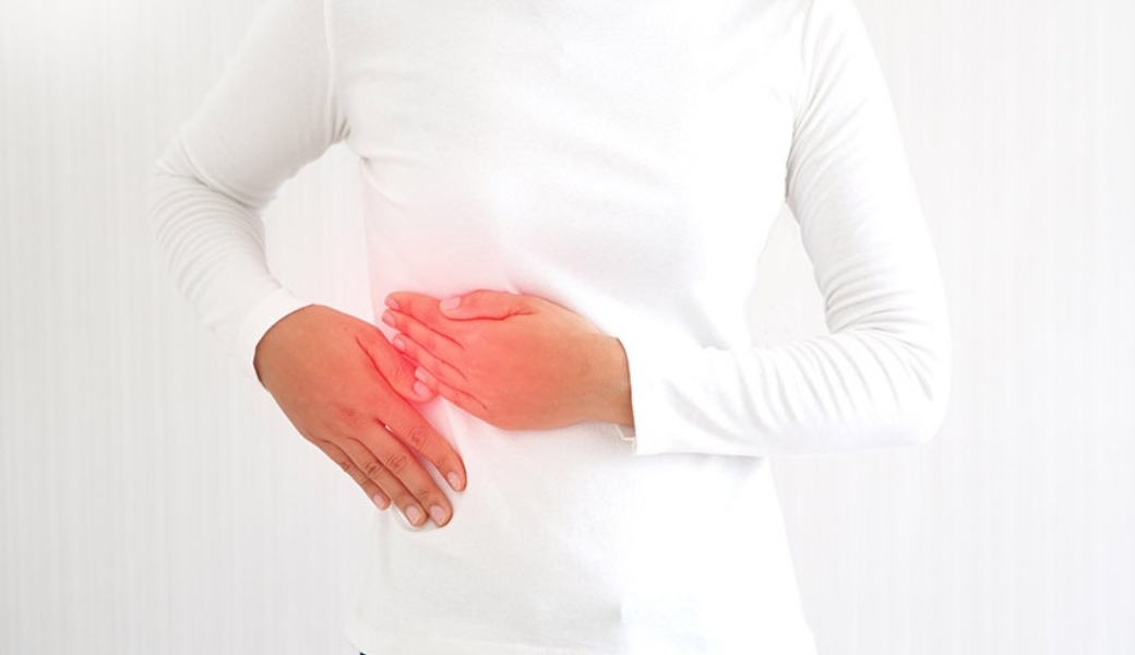 Sỏi mật gây viêm túi mật thường có biểu hiện đau ở hạ sườn bên phải