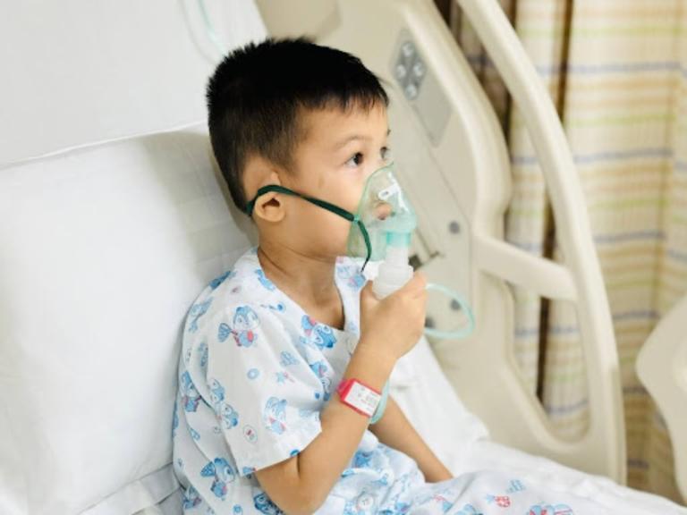 Những mẹo dân gian KHÔNG nên dùng cho trẻ viêm phổi