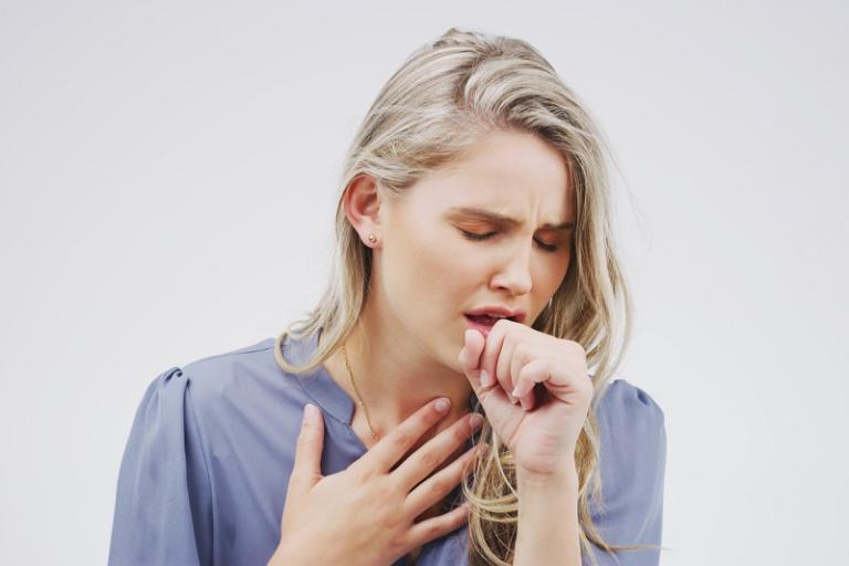 Hỗ trợ hô hấp: Oxy liệu pháp, bronchodilator nebulizer, vật lý trị liệu phổi